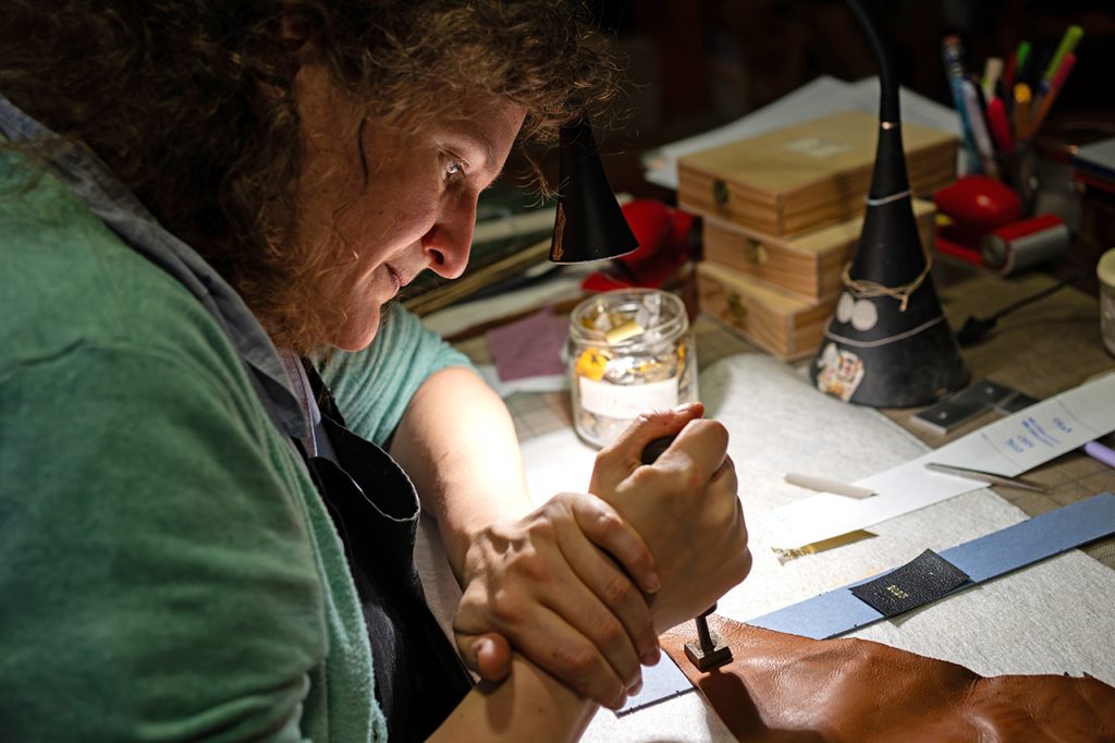 Elvina Fonquernie, relieuse