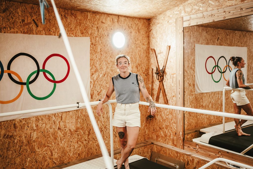 Lou Jeanmonnot dans sa salle de sport