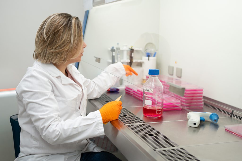 Steffi Rocchi, Blouse blanche, microbiologiste
